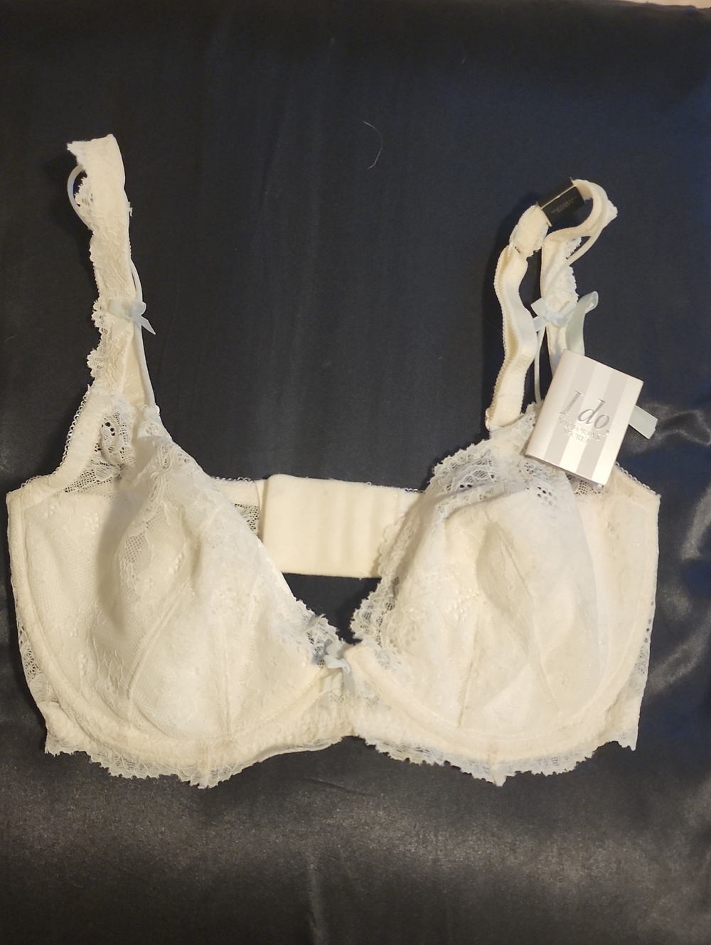 Victoria's Secret Ivory Lace Underwire Bra with Light Blue Accents